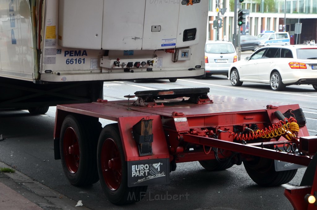 LKW blieb an Bruecke haengen Koeln Deutz Opladenerstr P058.JPG - Miklos Laubert